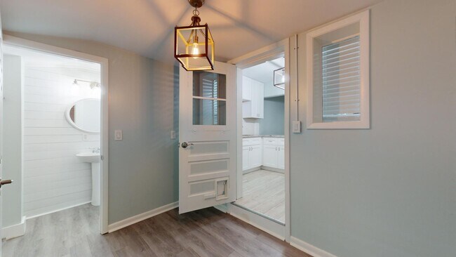 Building Photo - 214 15th Ave W