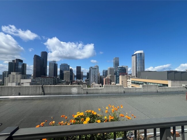 Building Photo - 1105 Spring St