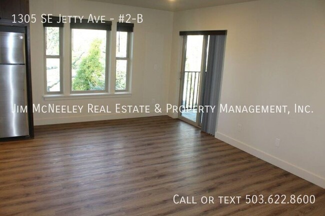 Building Photo - Upper level 2 bed/ 1 bath w/ 1 Assigned Pa...