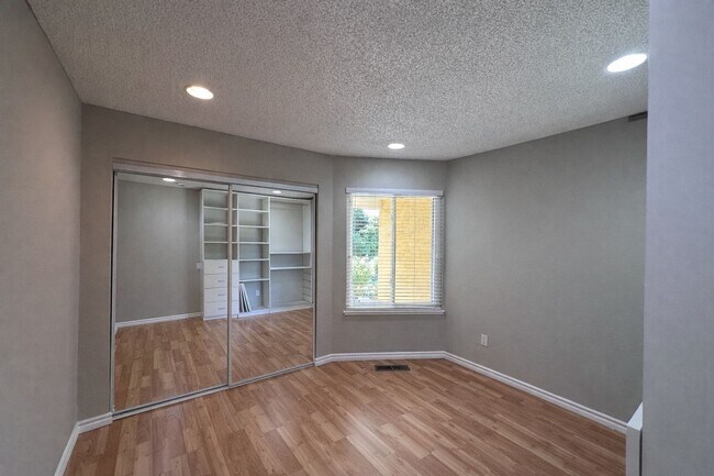 Building Photo - THIS is YOUR home, stunning 4/2 w/ AC, near Foothills