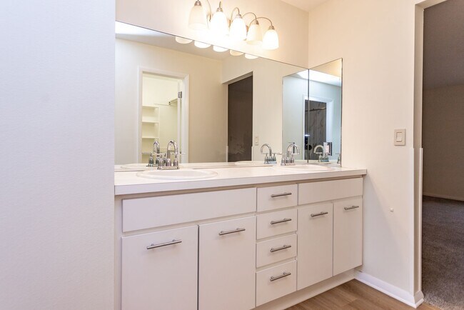 Building Photo - Spacious & Bright Broadmoor Townhome with Covered Deck!