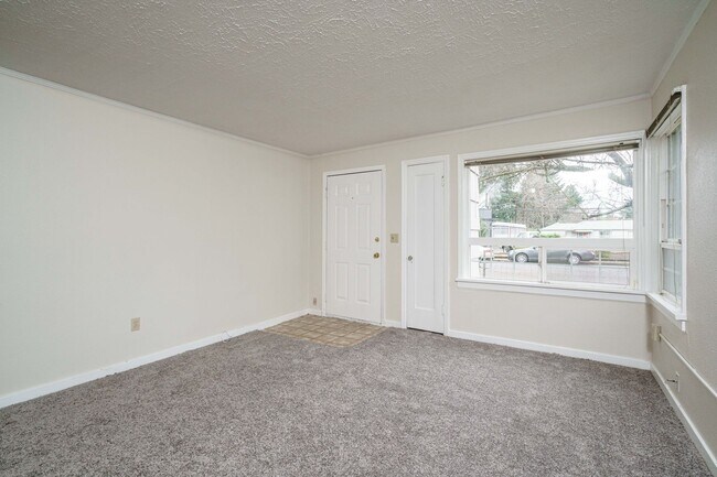 Building Photo - 1 Bedroom 1 Bath with Detached Garage