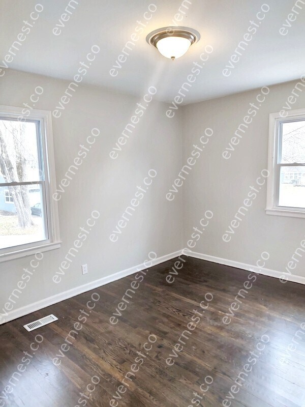 Building Photo - Charming 4-Bedroom Home with Garage / Pet-...