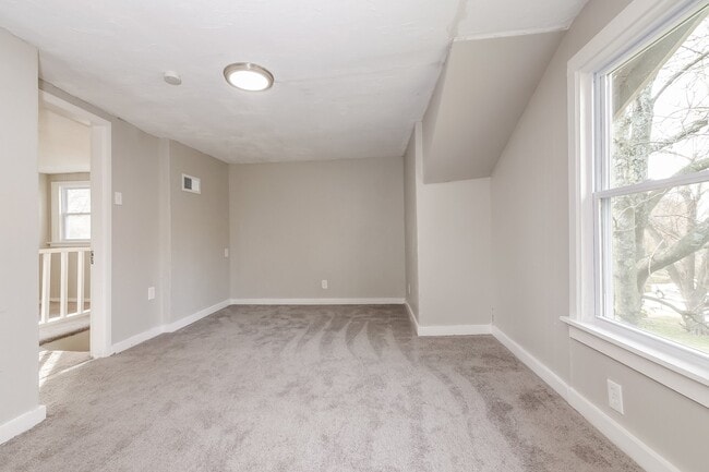 Building Photo - 4715 NE 45th Terrace