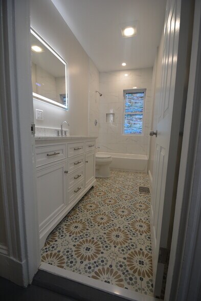 Building Photo - 31 Claybourne St