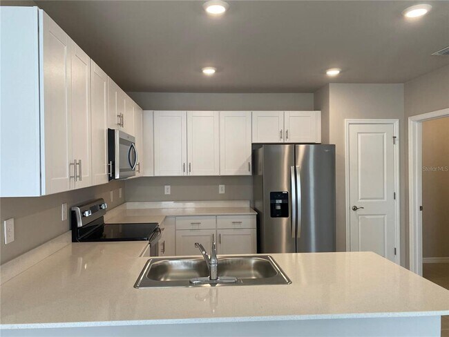 Building Photo - 16070 Bridle Rdg St