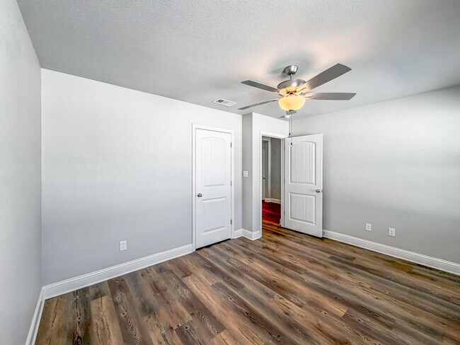 Building Photo - Beautiful and Nearly New 4BR 2BA Home w/ Stylish Finishes + Car Garage in Sherman