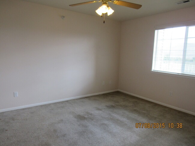 Building Photo - Ranch Style Condo!