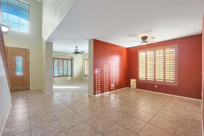 Building Photo - Beautiful 5 bedroom w/pool!