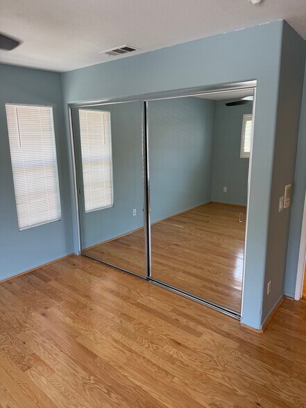Building Photo - 10234 Valley Waters Dr