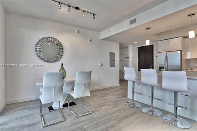 Building Photo - 999 SW 1st Ave