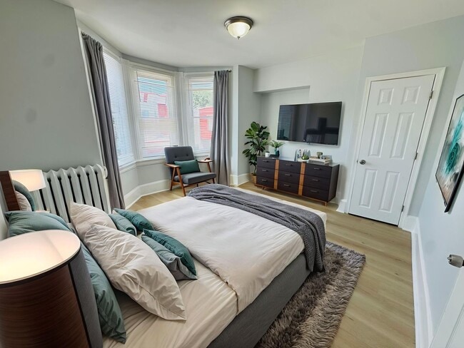 Building Photo - Renovated 3bd/1bth House with Rear yard!! ...