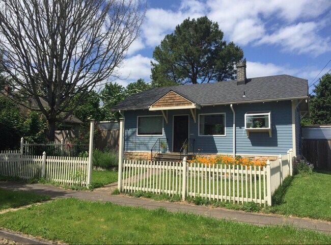 Building Photo - 4537 SE Mitchell St