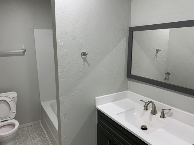 Building Photo - 208 E Springer Ave