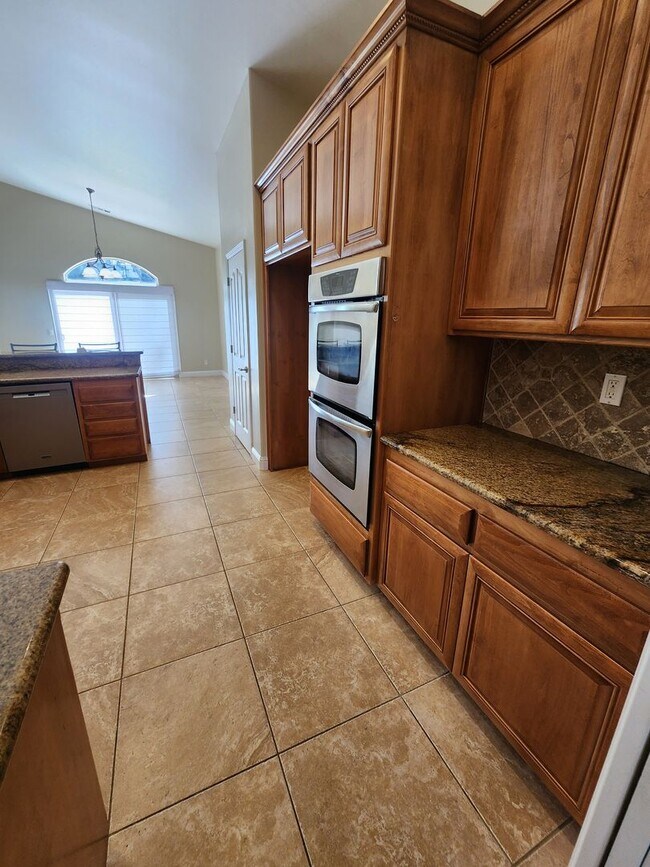 Building Photo - Gorgeous and Spacious 4 Bedroom Home