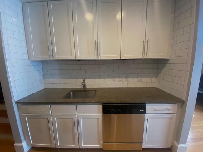 Building Photo - Open And Updated One Bedroom Apartment At ...