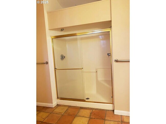 Building Photo - Large 6 Bedroom Close to UofO Campus