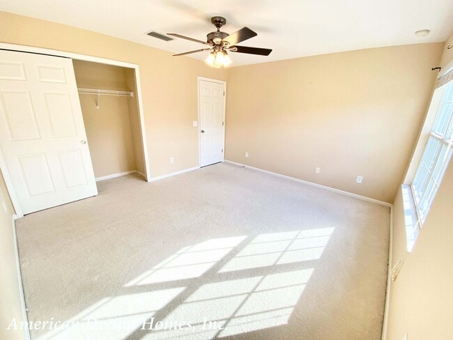 Building Photo - Beautiful Lake View Home!