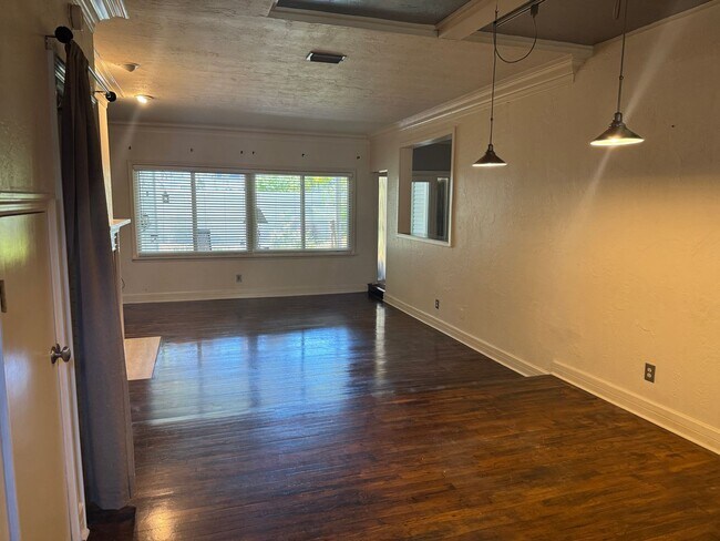 Building Photo - Large Executive Gated Carrollwood Townhome