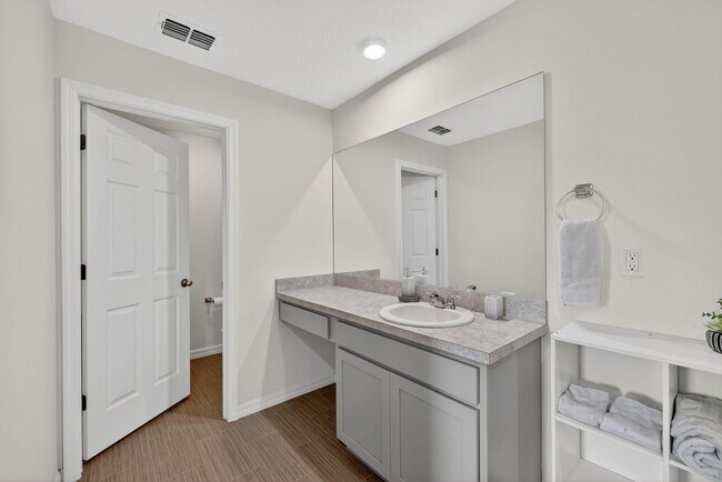 Building Photo - 644 SW Hoffenberg Ave