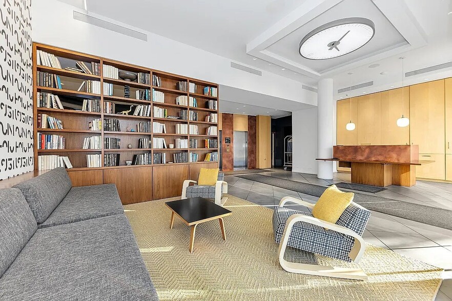 Building Photo - 250 E Houston St