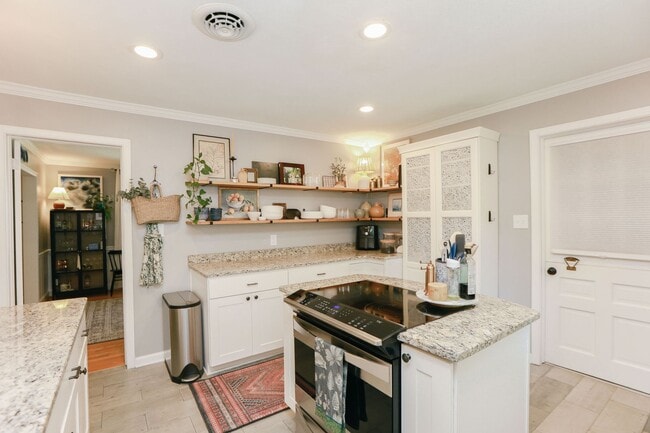 Building Photo - Charming 2BR in Historic Home – Bright, Sp...