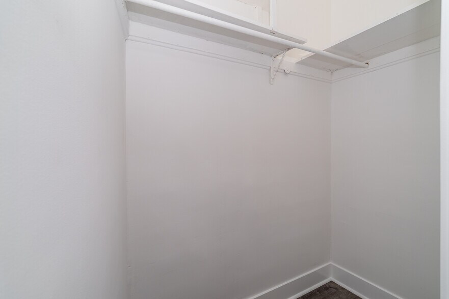Walk in closet - 1806 N Richmond St