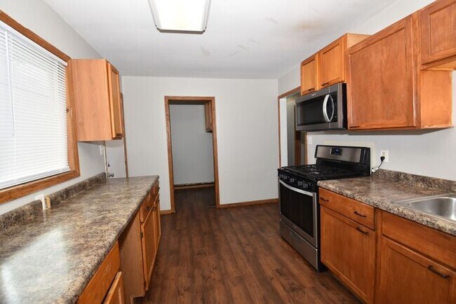 Building Photo - Mishawaka 3 bedroom ranch with large family room and fenced yard