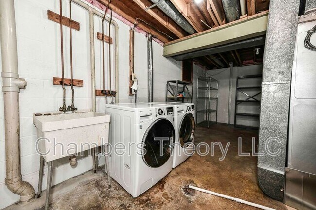 Building Photo - 9766 Oleander Ave