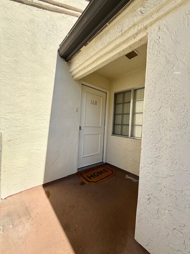 Building Photo - Lovely Eastlake condo