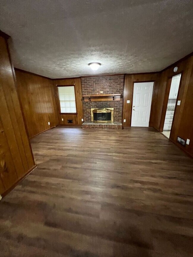 Building Photo - READY NOW!!!! 3 bed 2 bath!