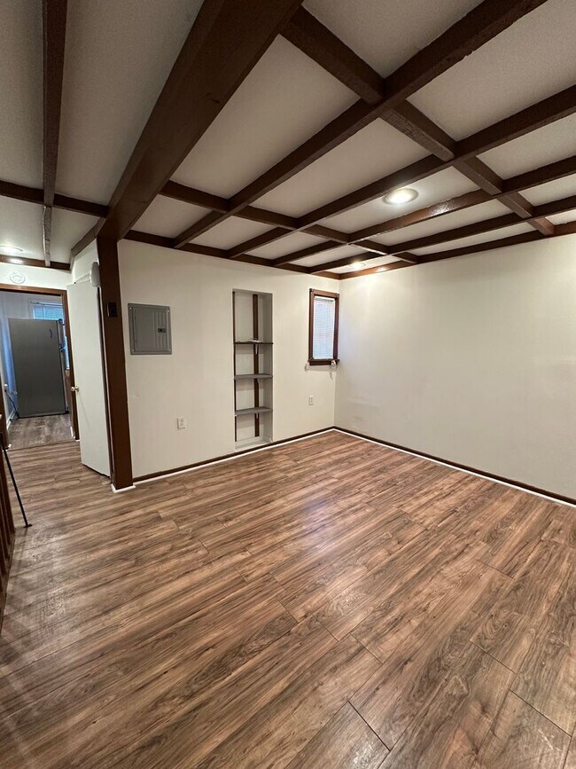 Building Photo - Newly renovated 1 bedroom apartment on 2nd floor