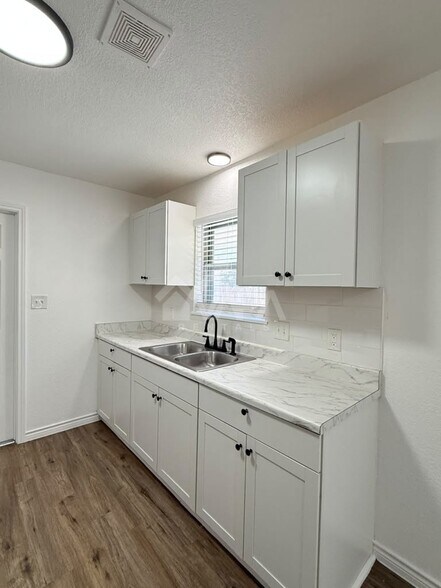 Building Photo - 4907 Stoneleigh Dr
