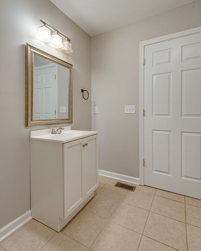 Building Photo - Charming 4-Bed Home Minutes from Downtown ...