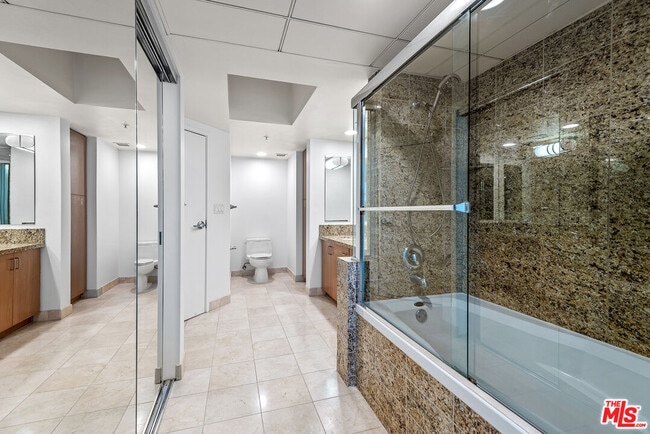 Building Photo - 13700 Marina Pointe Dr