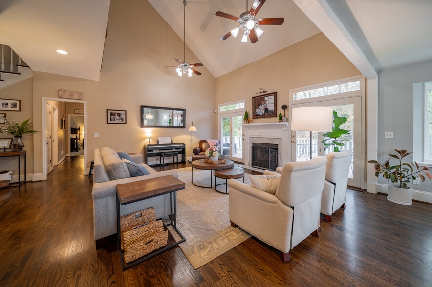 Building Photo - 10 Lotus Ct