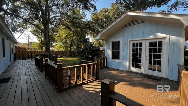 Building Photo - 905 Van Ave