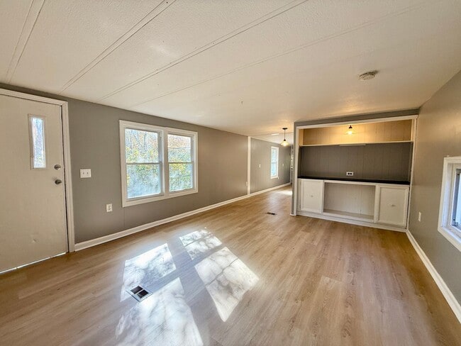 Building Photo - Spacious 2 bed, 1.5 bath Home FOR RENT in Commercial Twp $1400