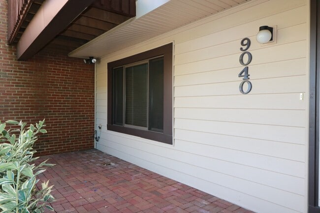 Building Photo - FRESH PAINT AND NEW FLOORING = 3BD + 2.5BA TH