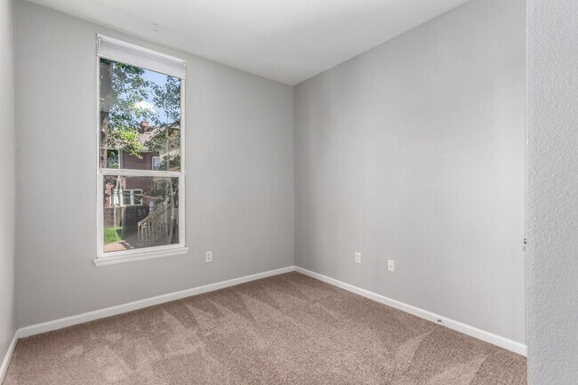 Building Photo - 2BD, 2BA City Park West Condo with 2 Garag...