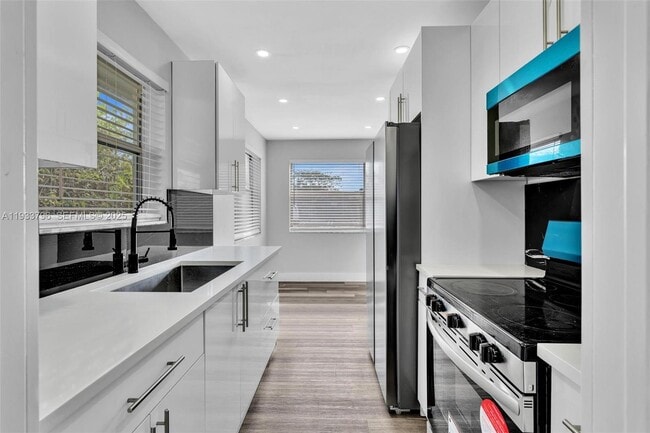 Building Photo - 329 SW 1st Ct