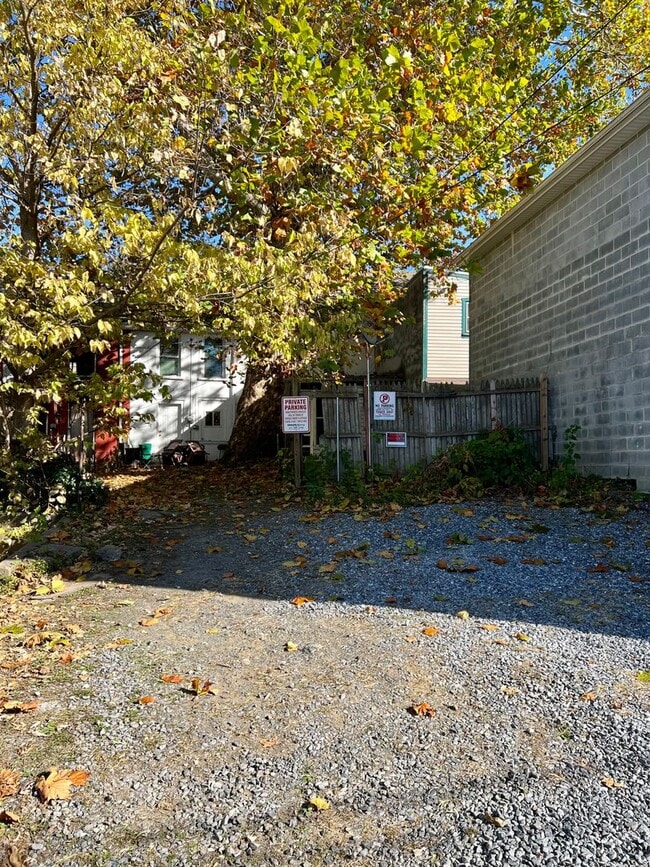 Building Photo - 1 Bedroom Home with Private Parking Available Now!