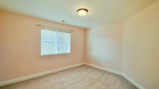 Building Photo - **$1000 OFF FIRST FULL MONTHS RENT**  Gorg...