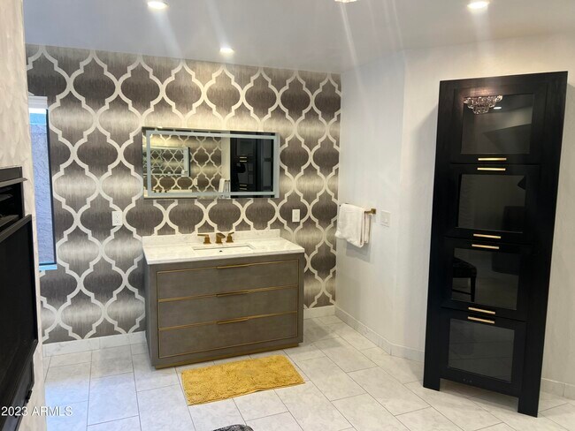 Building Photo - 4450 E Camelback Rd