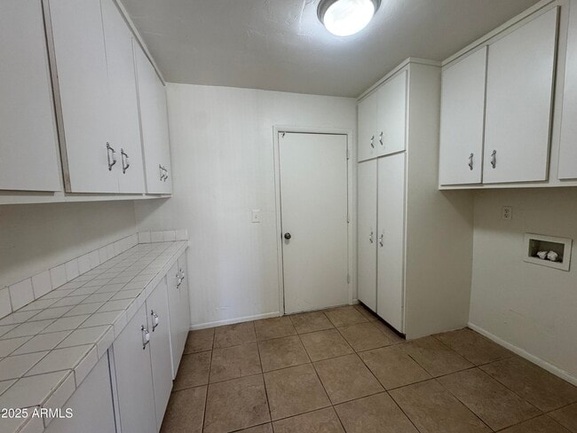 Building Photo - 5021 W Mercer Ln