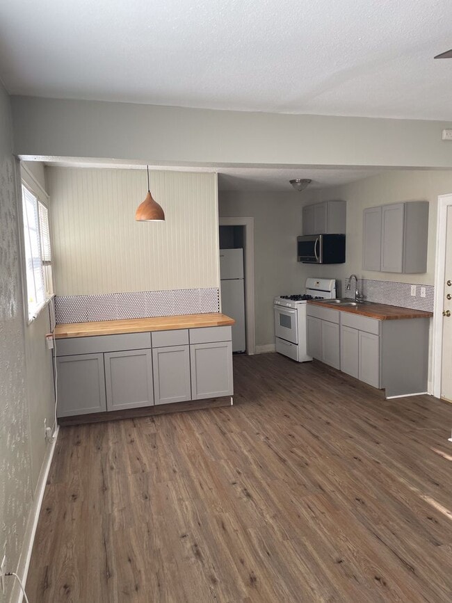 Building Photo - Upstairs 1/1 Historic Monte Vista