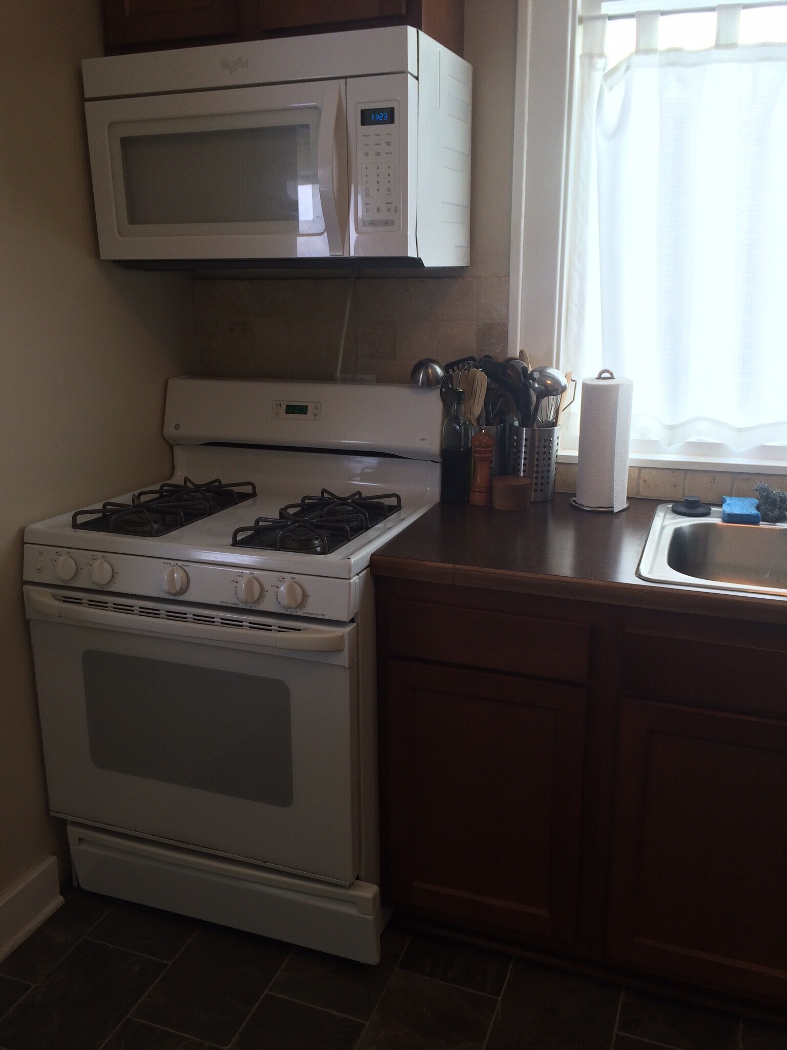 Building Photo - 821 Diamond Ave NE