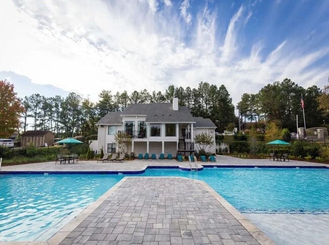 Building Photo - 3500 Windcliff Dr SE