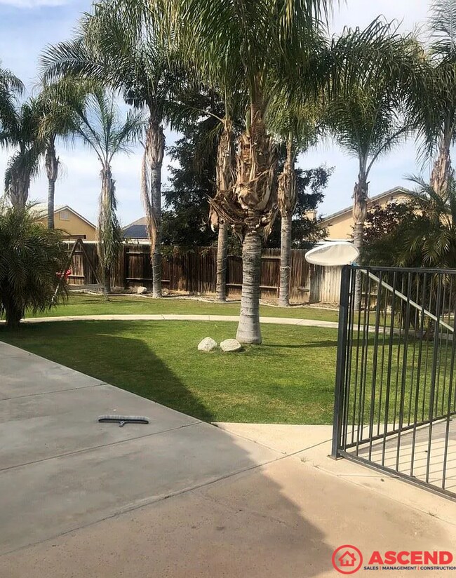 Building Photo - Stunning 3BD/2BA Home in Bakersfield's 93313 — Pool, 3-Car Garage, Gardener & Pool Service Included!