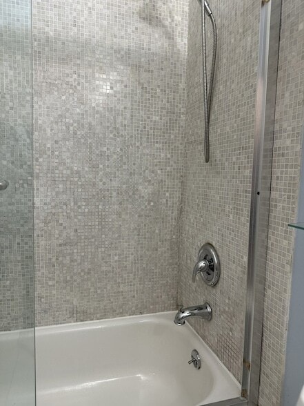 Building Photo - 2233 W Shakespeare Ave